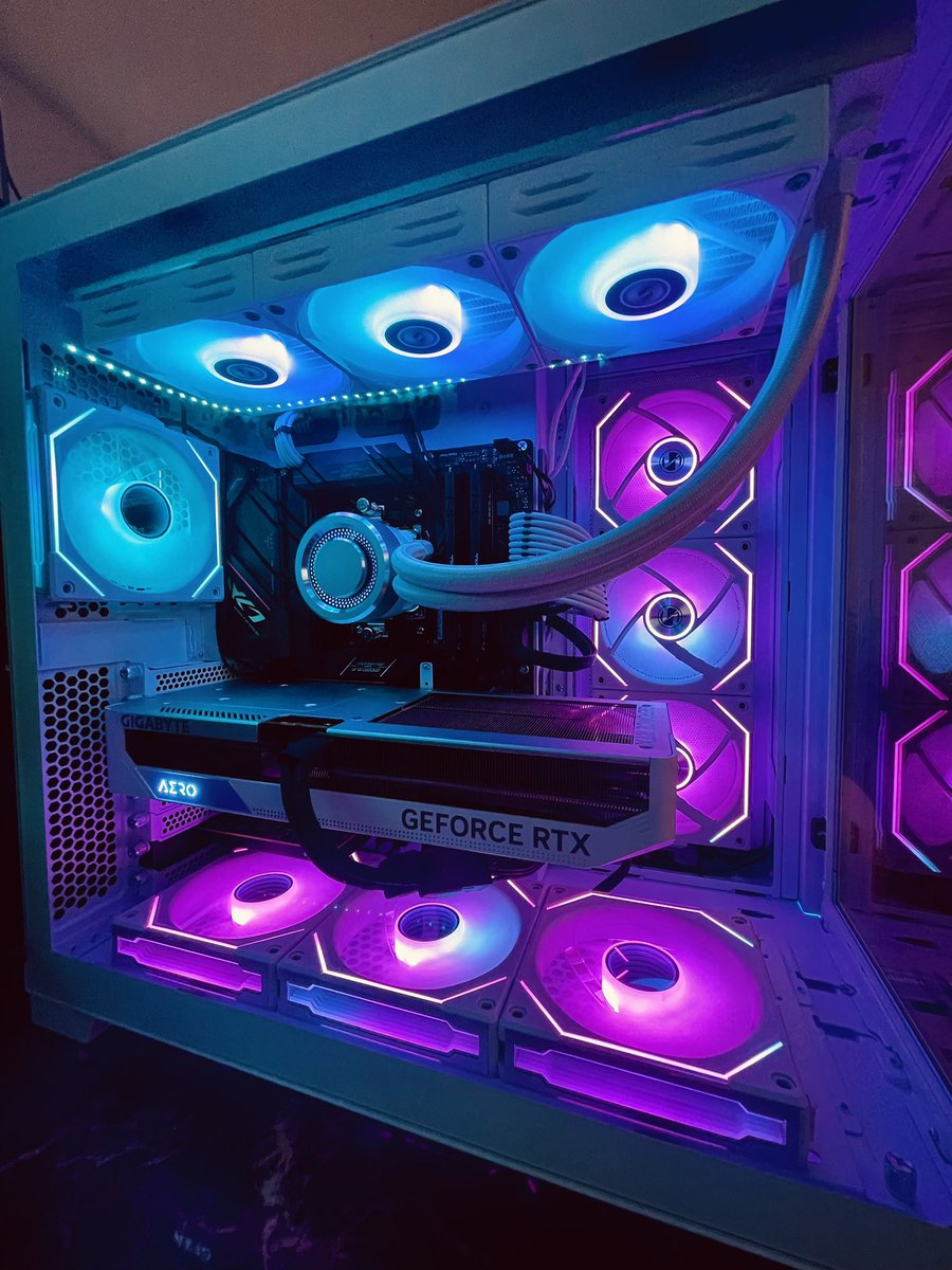 Gspxc's tweet photo. Got my last Fan in my Pc!! ❤️🥺🥺❤️ #pcbuid Show me your builds!!!🍾❤️❤️ https://t.co/2ZSDI5rceB
