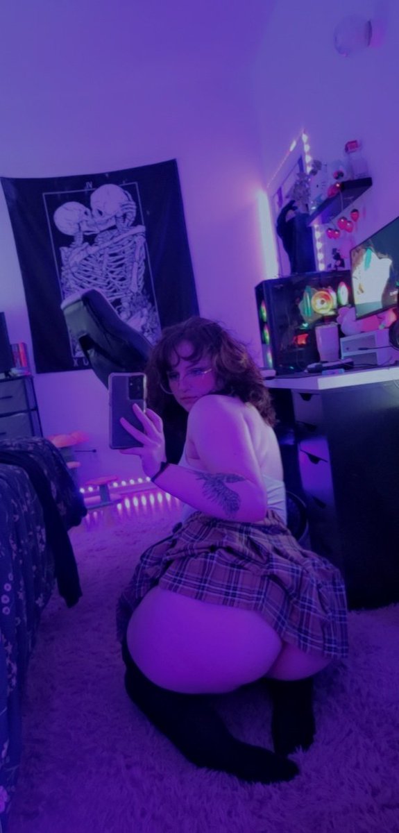SmartMaribeth's tweet photo. need a gamer bf https://t.co/vmhoicCNXz