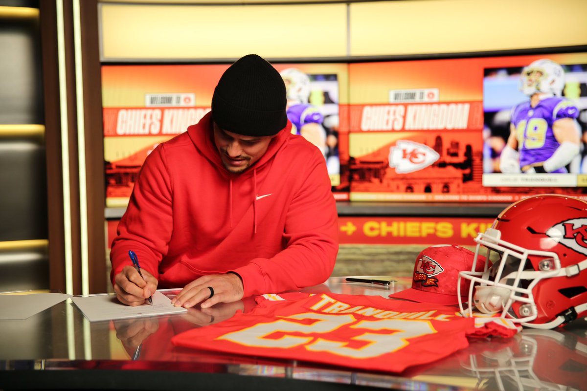 DTranquill's tweet photo. Kansas City, MO 📍

One chapter closes, another begins. We will forever cherish the friendships we made during our time with the @Chargers. Excited to start this next chapter &amp; meet all the amazing people in the @Chiefs organization.

TIME TO GET TO WORK💪🏼 https://t.co/cueWGptI95