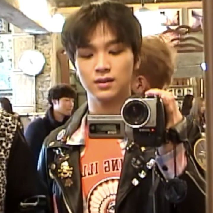 mahae777's tweet photo. markhyuck au ' rejets

"ni aún sabiendo quien soy, aceptas salir conmigo"

"no me interesa que todas las chicas quieran salir con mark lee" 

o donde mark tiene cientos atrás suyo, pero no a donghyuck. https://t.co/7WO69sVVaP