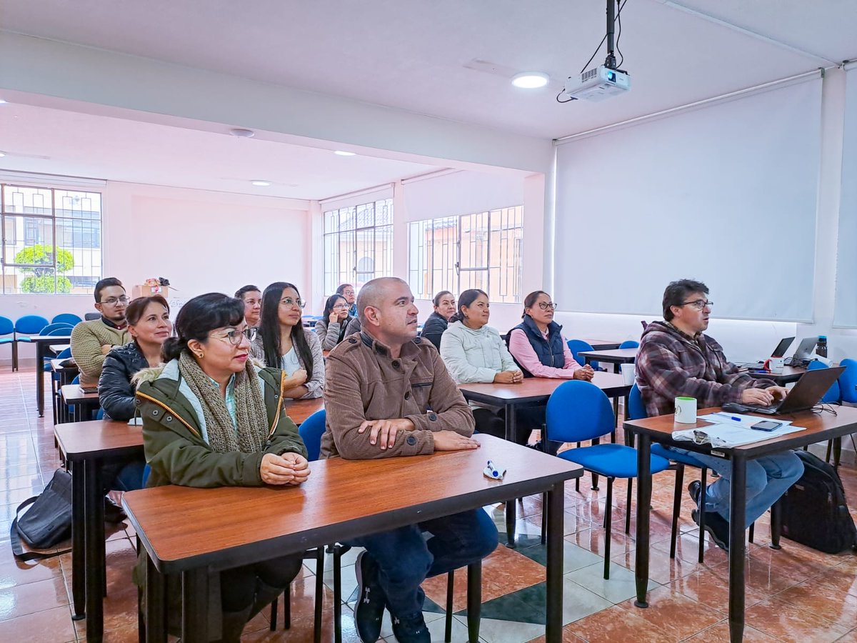 upsalesianaec's tweet photo. 👩‍🏫🧑‍🏫 Durante el segundo día de las #jornadas docentes 2023 de la sede #Quito, se socializaron experiencias #pedagógicas desde diversas áreas de #conocimiento. 

¡Gracias por compartir #saberes y experiencias #innovadoras en el campo educativo! 👏👏

#UPSQuito💙💛 https://t.co/wgmJCnUycj