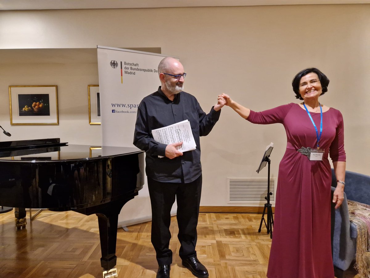 Gran noche de filosofía (y música) hoy en la residencia de la Embajada alemana. Gracias a <a href="/AlemaniaDiplo/">Embajadora de Alemania en Madrid</a> y a <a href="/INeisinger/">Isabella Neisinger</a> por la invitación a hablar sobre Hegel y Schelling en la España actual, junto con mi admirada <a href="/ACConde_/">Ana Carrasco-Conde</a>. Interesante debate final sobre temas de gran calado.