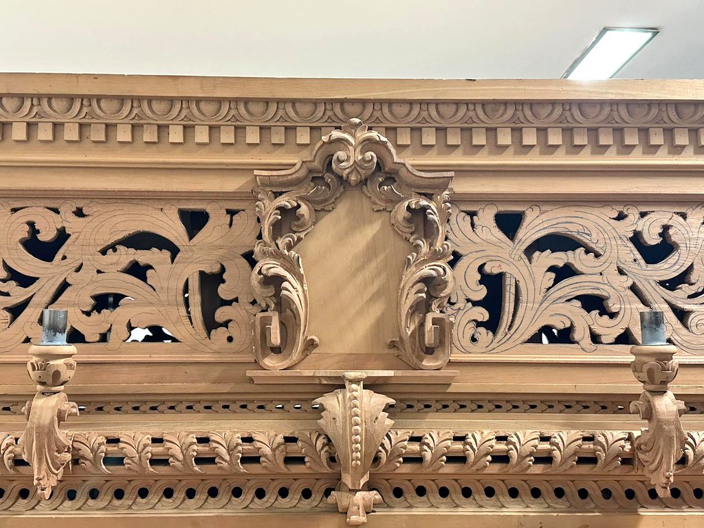 BorriquitaCoria's tweet photo. PATRIMONIO | Continúa la talla del paso de Cristo, además de éstas que se muestran se estrenan otras cuatro cartelas laterales.
#SaludyVictoria
Ejecución de 
@antoniotallista 
📷: N.H.D. Álvaro Toro García @alvarotoro94 https://t.co/PHtHtFJ8Pc