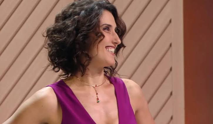 mastercbrasil's tweet photo. A jurada número um é: Paola @hofamelie! #FinalMC6 🥂 https://t.co/5i18Z8cQvd