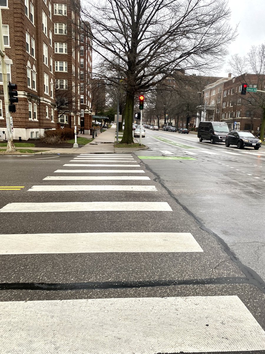 Love that LPI (lead pedestrian interval) every time! 👏🏼 👏🏼 👏🏼 

Definitely makes me feel safer walking through the intersection to have a head start. #VisionZero <a href="/KansasCity/">Kansas City</a>