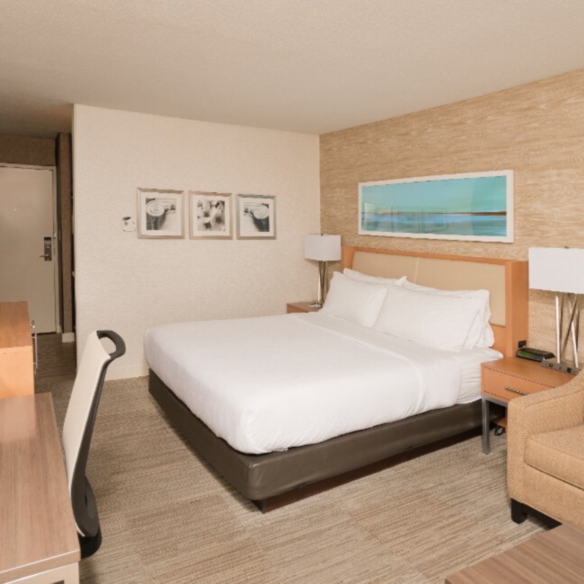 Are you coming to a #WashingtonCapitals game soon? Book a room with us. We are only a few miles from the #CapitalOneArena, which would make it easier than driving in traffic! Get your booked today. bit.ly/3UCsBvh