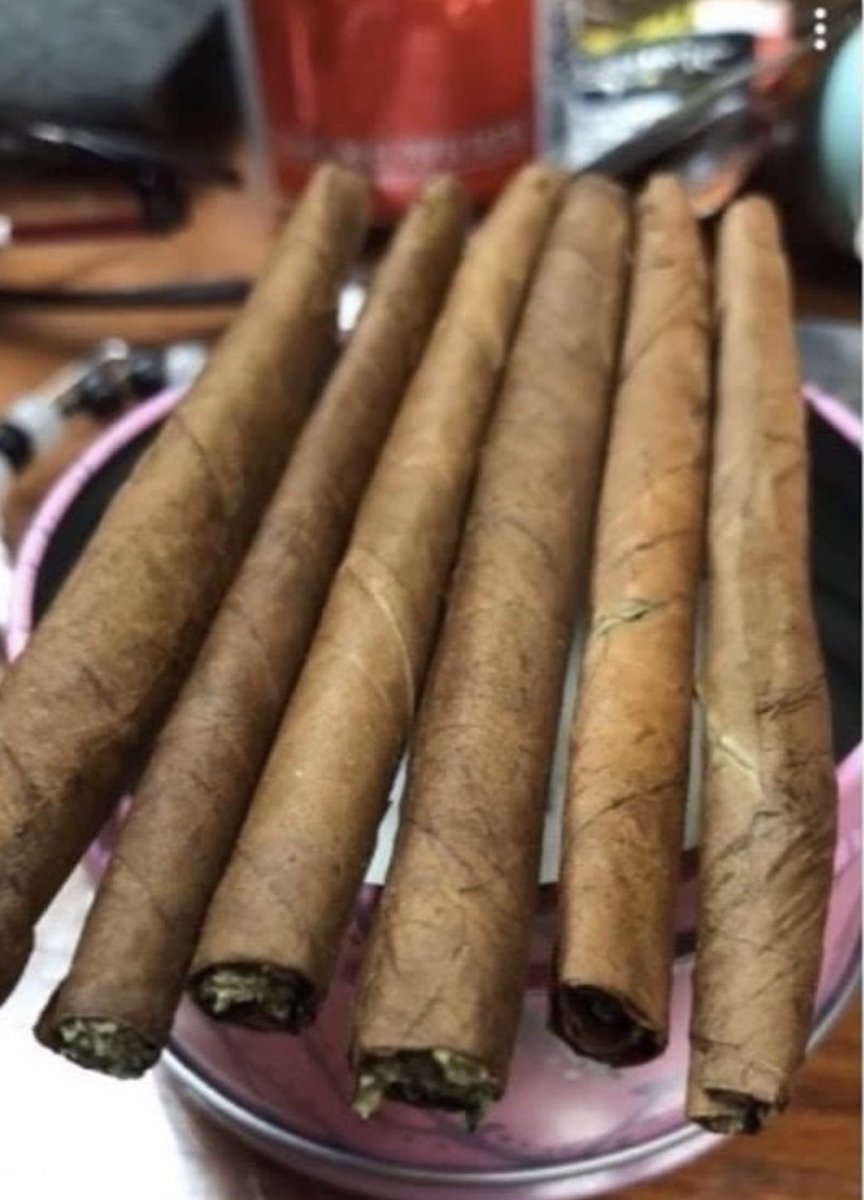 faiththegemini's tweet photo. you got 1 hr to smoke all these or you going to jail, who you calling to help? https://t.co/VRAZyw54h5