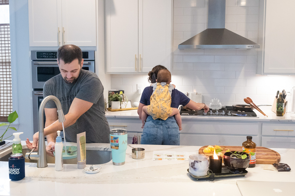 lightcreativenc's tweet photo. Real life is cooking with a little monkey on your back 🐒​​​​​​​​
​​​​​​​​
#lightcreativeart #lightcreativefamilies https://t.co/8I4BYOY9V1 https://t.co/nqMB2PQVKm