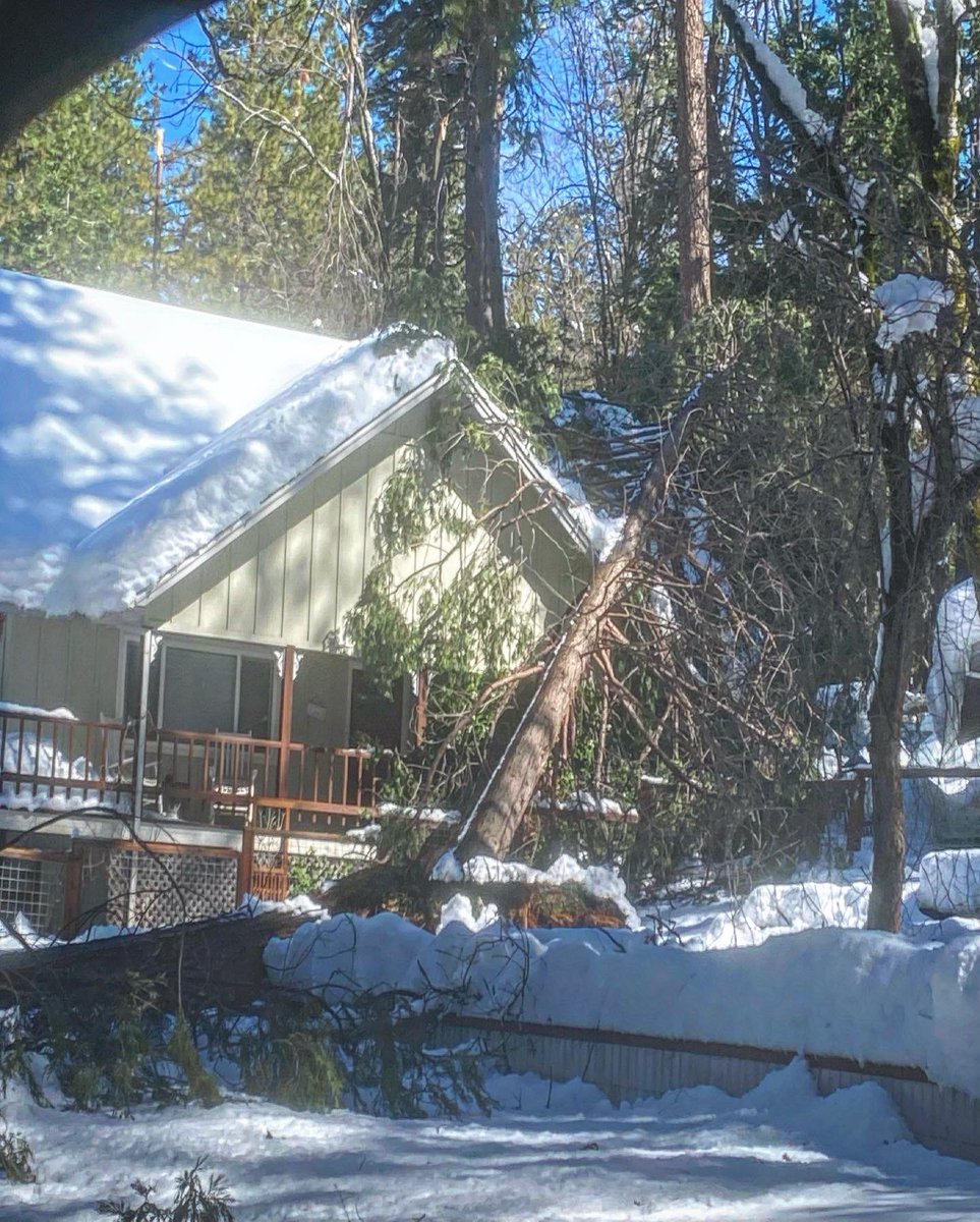 pio_ramey's tweet image. A few shots from the past storms in our area. Thank you @bridgettebTV for covering the events in #NevadaCounty the past few weeks. 

#Snowstorm #PCPFire #PIORamey #Firefighters