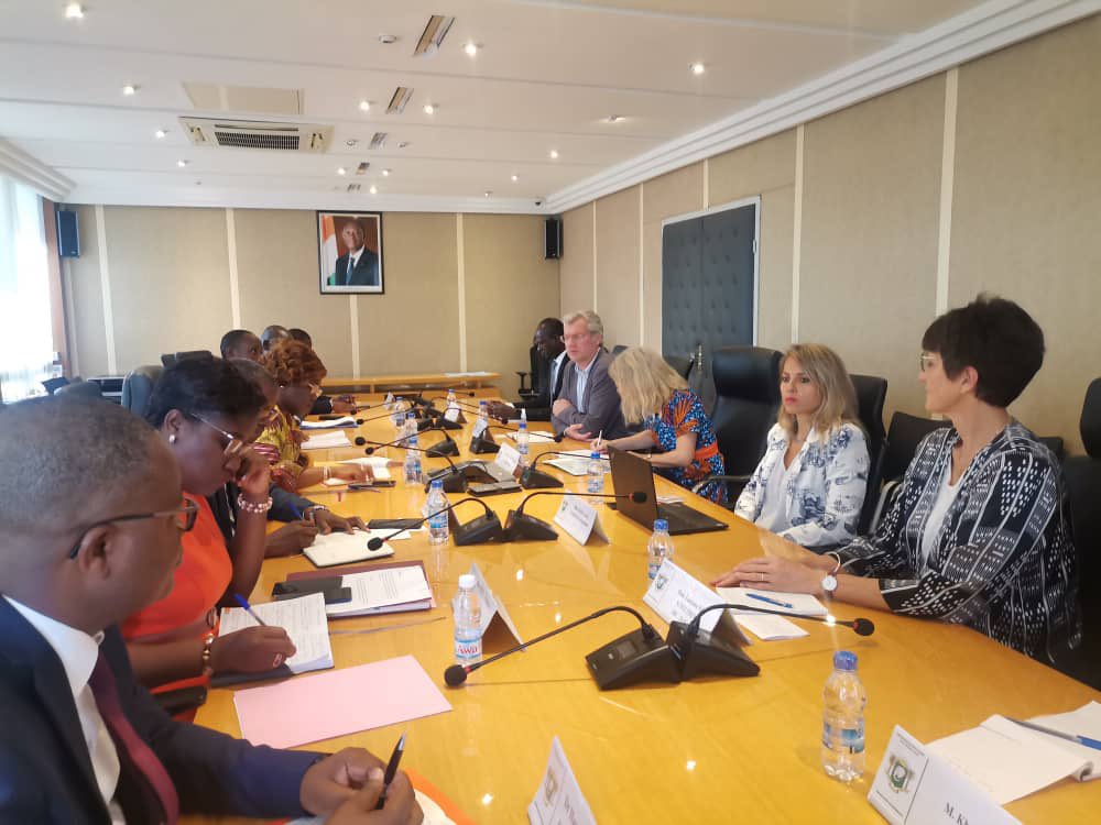 AmbSuisseCI's tweet image. Présentation des premiers résultats du projet de @UNHABITAT financé par 🇨🇭 sur le Grand Abidjan à SEM la Ministre @niale_kaba : Cartographie de tous les services disponibles dans la mégalopole découpée en 300 zones étudiées. #CIV #CIVedu