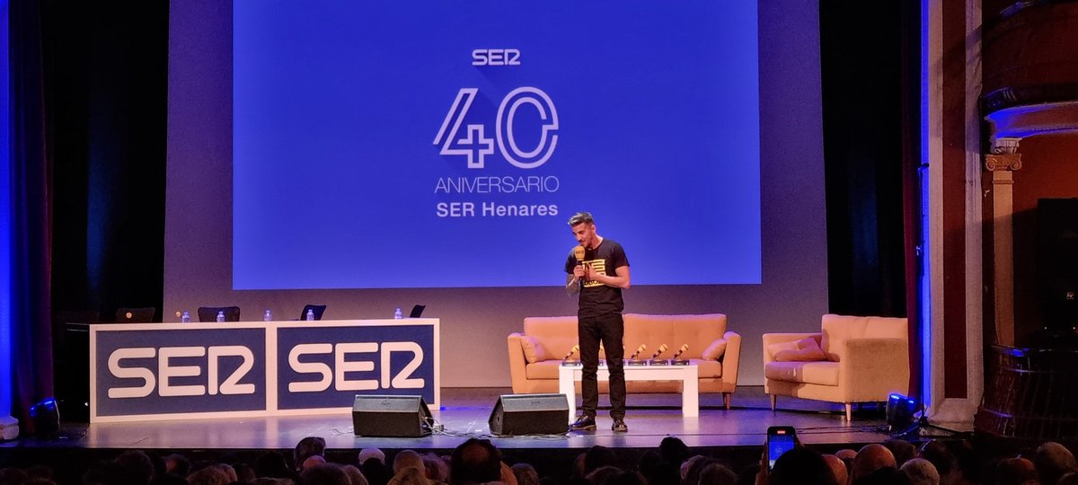 lmartinnotario's tweet photo. Felicidades @SERHenares por estos 40 años de información, de entretenimiento, de compañía,... de buena #radio. Un placer acompañaros en una gala muy divertida, llena de anécdotas y buenos recuerdos. A por otros 40 en el 103.1 FM. Gracias @galiciajavi y @SaulQuijada https://t.co/4f05YBl9T7