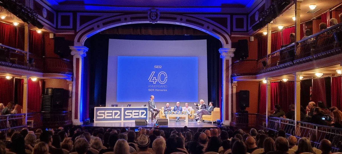 lmartinnotario's tweet photo. Felicidades @SERHenares por estos 40 años de información, de entretenimiento, de compañía,... de buena #radio. Un placer acompañaros en una gala muy divertida, llena de anécdotas y buenos recuerdos. A por otros 40 en el 103.1 FM. Gracias @galiciajavi y @SaulQuijada https://t.co/4f05YBl9T7