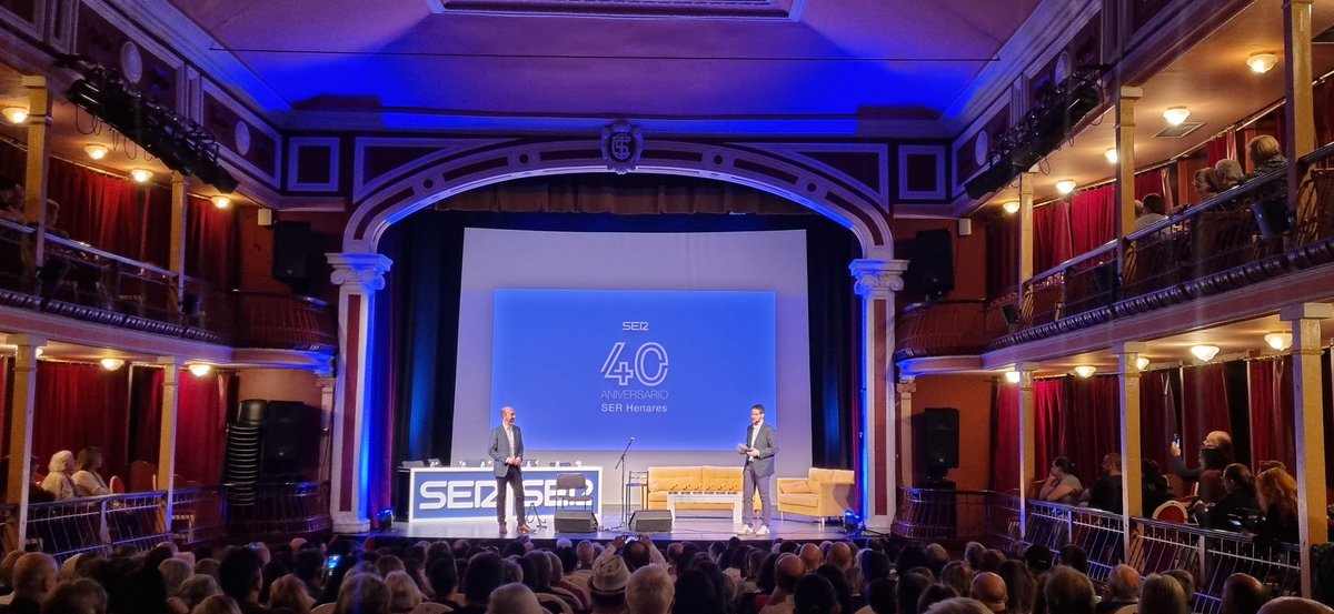 lmartinnotario's tweet photo. Felicidades @SERHenares por estos 40 años de información, de entretenimiento, de compañía,... de buena #radio. Un placer acompañaros en una gala muy divertida, llena de anécdotas y buenos recuerdos. A por otros 40 en el 103.1 FM. Gracias @galiciajavi y @SaulQuijada https://t.co/4f05YBl9T7