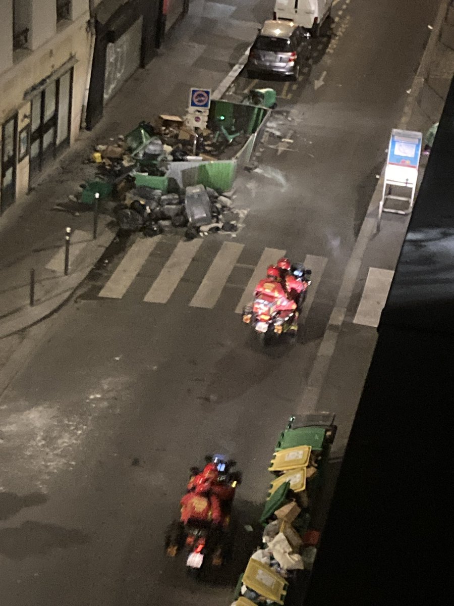 De tenner faktisk på ting så ofte her at brannmennene har skuter-team med to karer og fire vanlige brannapparater. I kveld var brannene i min ende av gata, så enda bra jeg fortsatt ikke har montert røykvarsler. 

Folk er fortsatt sinna, politiet er fortsatt voldelige.