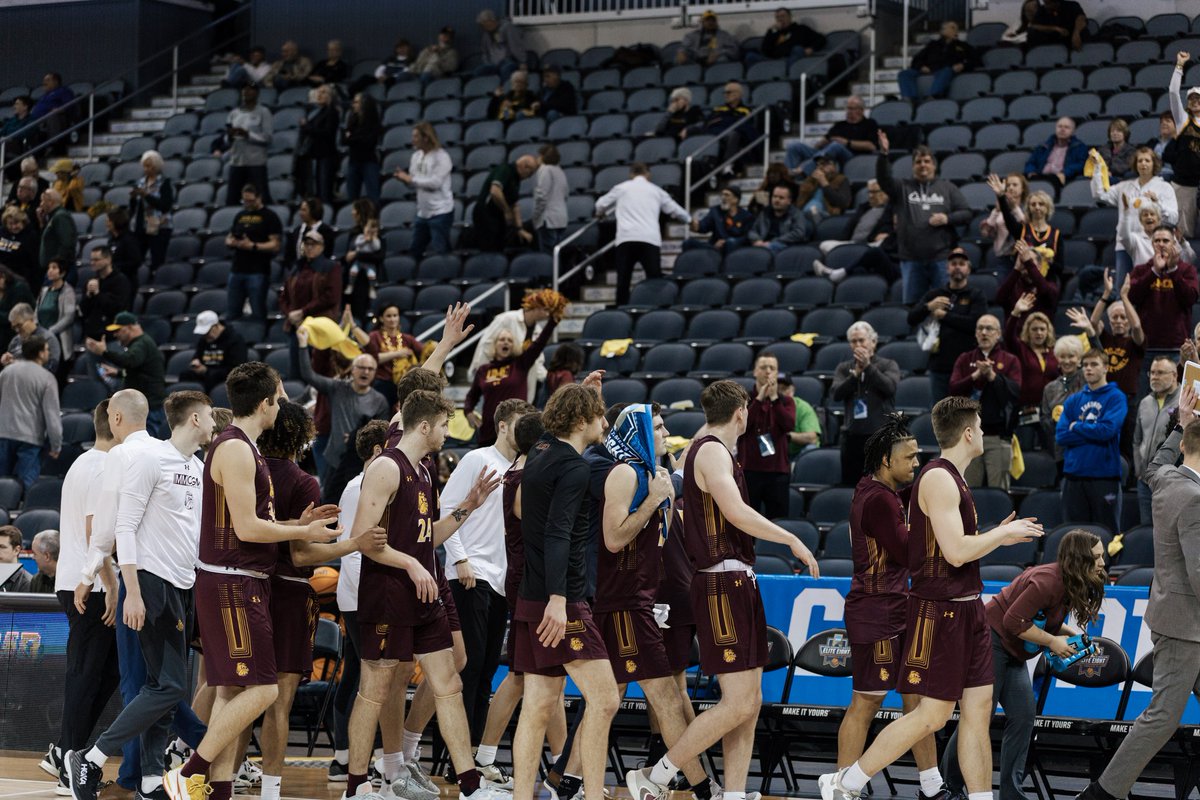 UMDBulldogMBB's tweet photo. -26 wins
-Second-straight trip to the NSIC Tournament Championship
-First NCAA Tournament win in program history
-Central Region Champions

This was one for the books. Thanks for joining us along the way, #BulldogCountry 👏

#MakeMoves🐶🐾🏀 https://t.co/1xU1dkcRqL