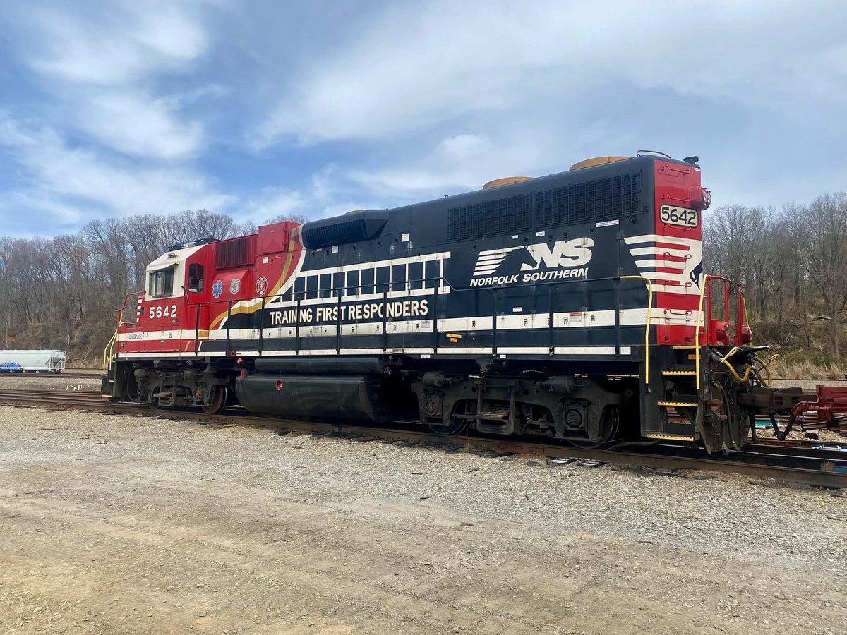 MattBallance's tweet photo. Hazmat and train classes for @AshevilleFD and other agencies was put on by @nscorp at the #AVL rail yard. 

A lot of great info on locomotives, train cars, safety systems, and other aspects that first responders need to consider when responding to rail incidents. https://t.co/BhHYBeSFTP