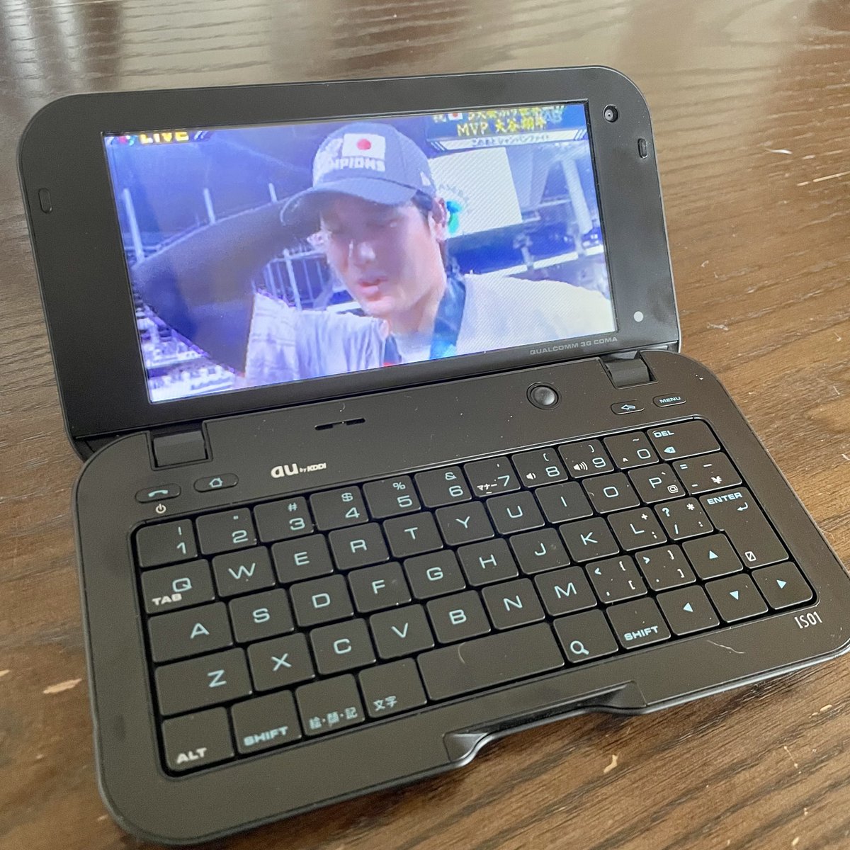 morip44's tweet photo. やっぱり枕元で中継が見れる端末って便利だよな…😅
#IS01 https://t.co/Ph8kdMVQPg