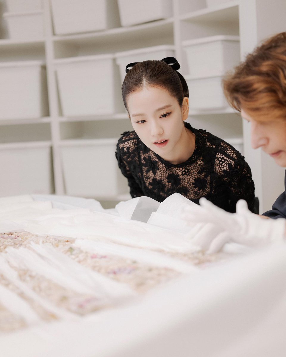 CRESCENTJS's tweet photo. Dior Global Ambassador #JISOO at the @Dior Heritage again (last time was during #DiorSS22). I wonder If we will get a video of her 2nd official visit? https://t.co/Meb571wdCI