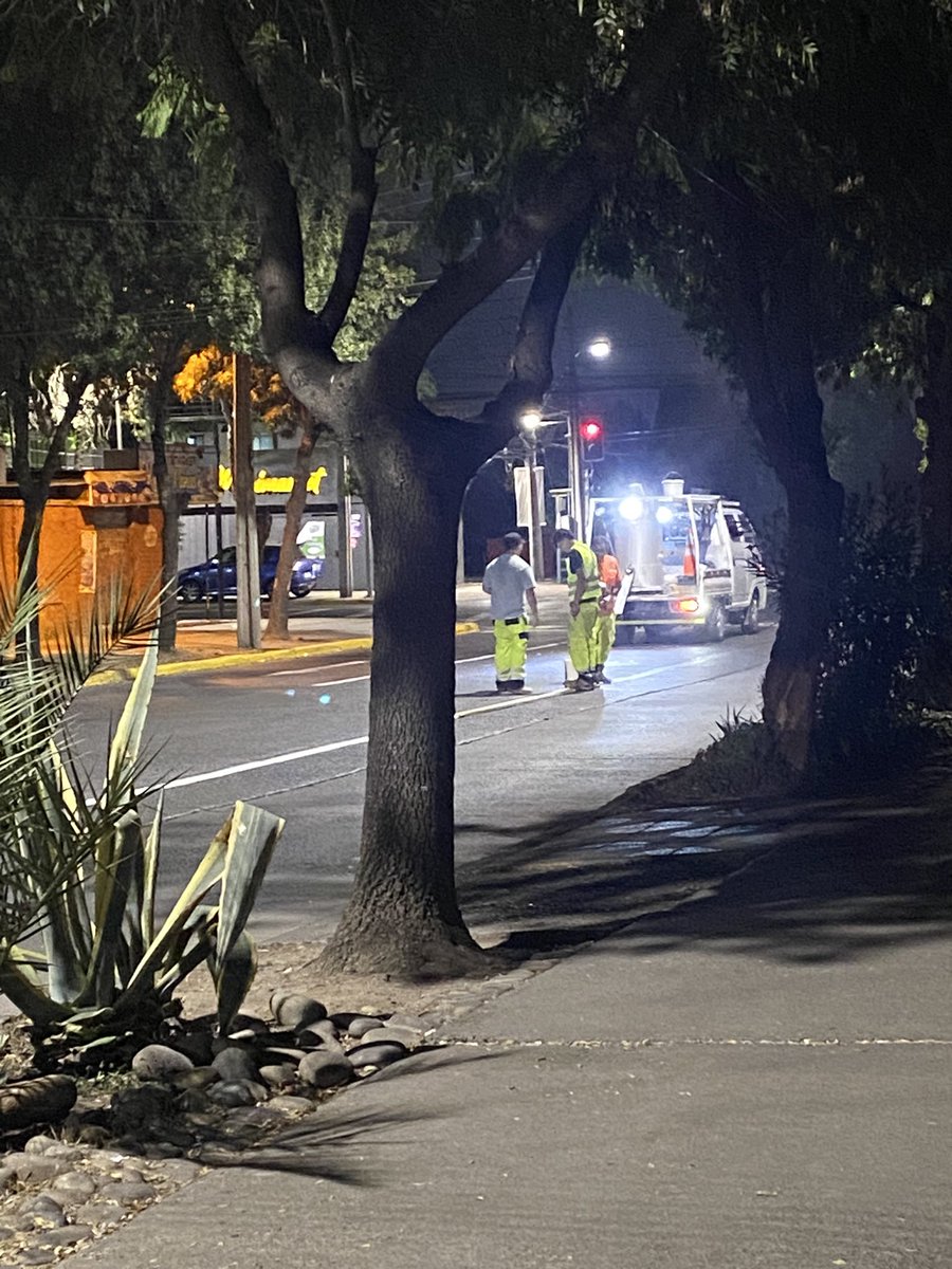 PabloshoPop's tweet photo. @MuniLaFlorida son las 00:30 y se les ocurrió pintar las calles a estas horas, yo se que están haciendo su trabajo pero meten mucho ruido y gritan bastante y no dejan descansar! Que calidad de vida nos están dando??!!! bacteriológico con San José de la estrella. https://t.co/ZUWLRfnhuG