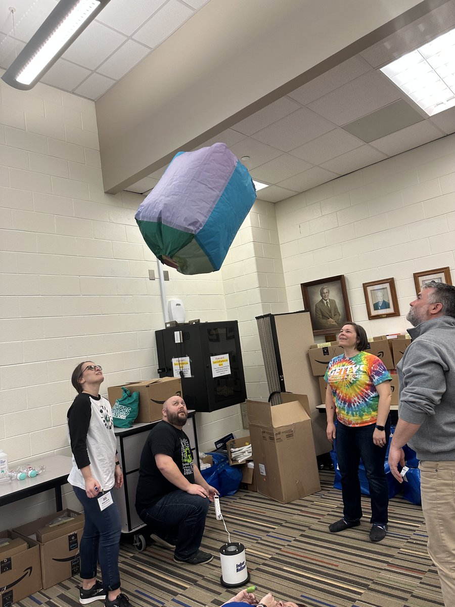 DrYemothy's tweet image. STEM-tastic day at Pickens Career Cetner! 23 teachers from the Upstate STEM-med for 8 hours. Amazing work! Loved the day! #EinsteinFellow22 #DocYSTEM #DoDSTEM