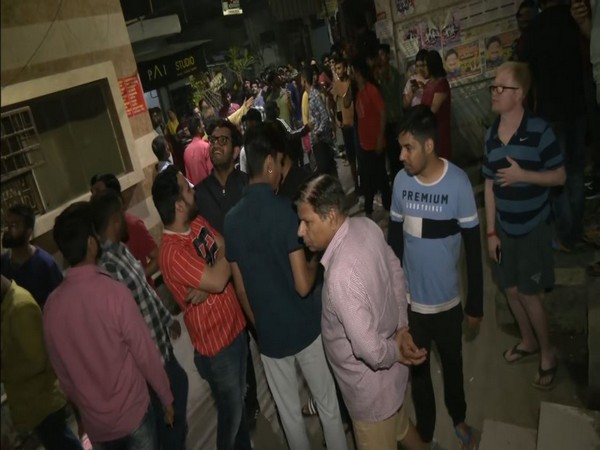 fpjindia's tweet image. #delhiearthquake Residents in #Shakarpur called for help after suspecting a building to have tilted, watch what happened next

#earthquake #DelhiNCREarthquake 

freepressjournal.in/india/earthqua…
