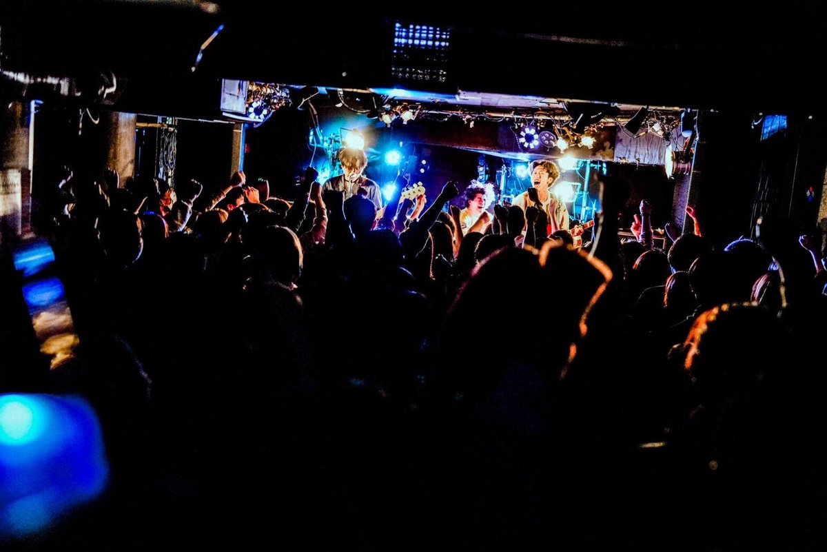 BYLINZIBOYZEB's tweet photo. 3月21日(水)
バイリンジボーイpre.
"せかいのちゅうしん"
@ 下北沢DaisyBar

ほぼ一年ぶりの自主企画、みんなの声もたくさん聴けてめちゃくちゃ楽しいライブだったぜ！！
この勢いでみんなに嬉しいお知らせの準備もしてるからこれからもよろしく👊👊

Photo by @akaikai_69 https://t.co/T6KNtJgrME