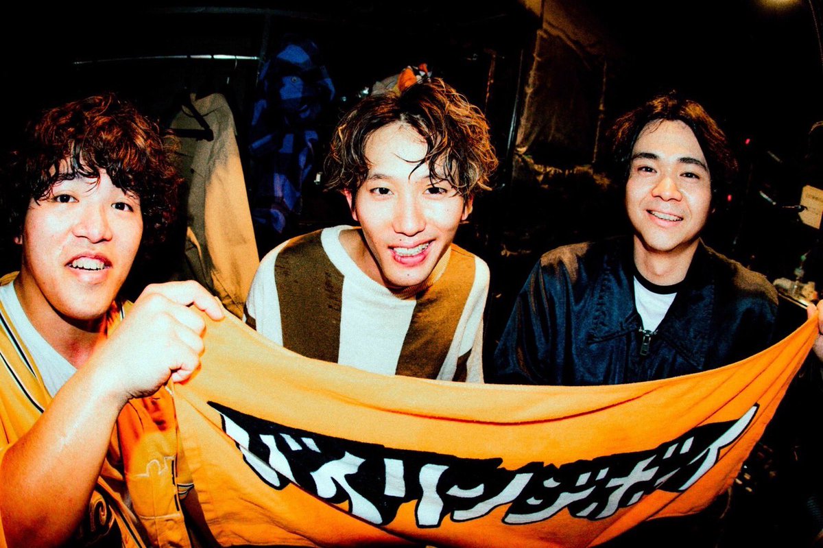 BYLINZIBOYZEB's tweet photo. 3月21日(水)
バイリンジボーイpre.
"せかいのちゅうしん"
@ 下北沢DaisyBar

ほぼ一年ぶりの自主企画、みんなの声もたくさん聴けてめちゃくちゃ楽しいライブだったぜ！！
この勢いでみんなに嬉しいお知らせの準備もしてるからこれからもよろしく👊👊

Photo by @akaikai_69 https://t.co/T6KNtJgrME