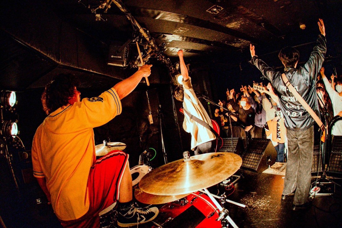 BYLINZIBOYZEB's tweet photo. 3月21日(水)
バイリンジボーイpre.
"せかいのちゅうしん"
@ 下北沢DaisyBar

ほぼ一年ぶりの自主企画、みんなの声もたくさん聴けてめちゃくちゃ楽しいライブだったぜ！！
この勢いでみんなに嬉しいお知らせの準備もしてるからこれからもよろしく👊👊

Photo by @akaikai_69 https://t.co/T6KNtJgrME