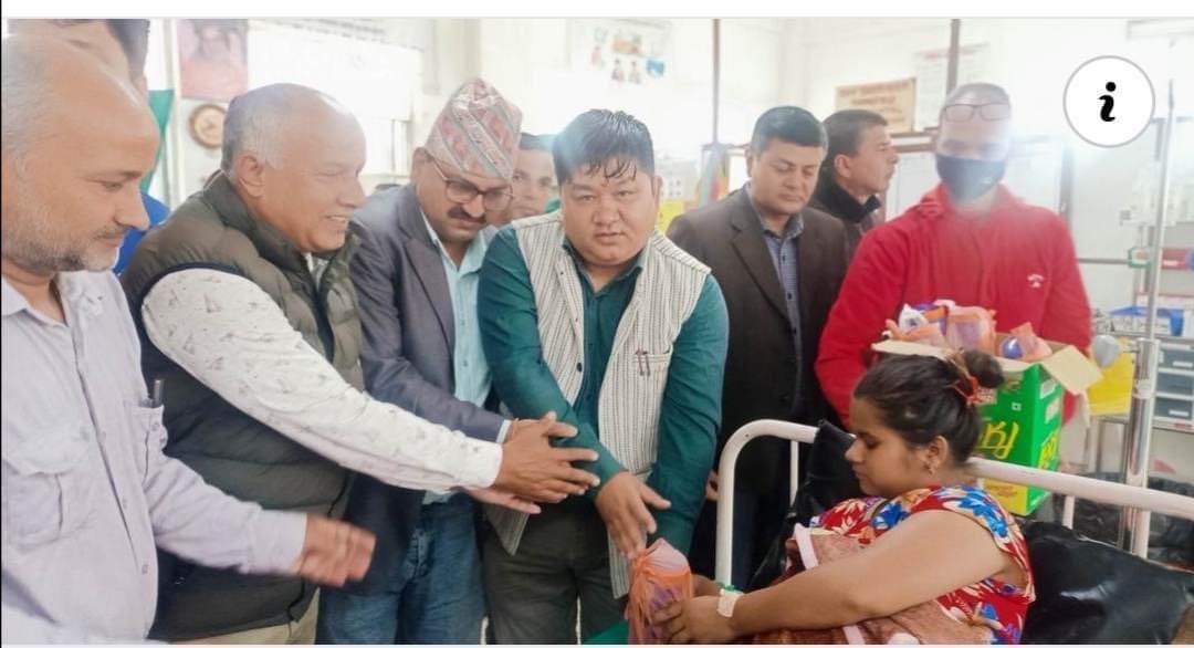 rajeshat94's tweet photo. झट्ट हेर्दा कन्यादान गरेजस्तो देखिए पनि यो गिरिजाप्रसाद कोइरालाको स्मृतिमा बिरामीलाई हर्लिक्स बाँडिएको फोटो हो।😂😂 https://t.co/O6OppdQPy9