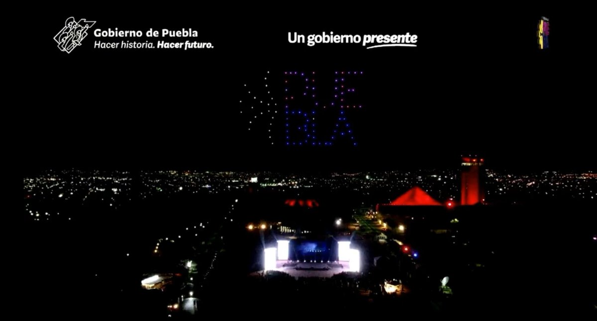 PixelDroneMx's tweet photo. Gran show de drones para el estado de PUEBLA
#droneshow
#shiwdedrone
#pixeldrone
#puebla https://t.co/PoIed176hl