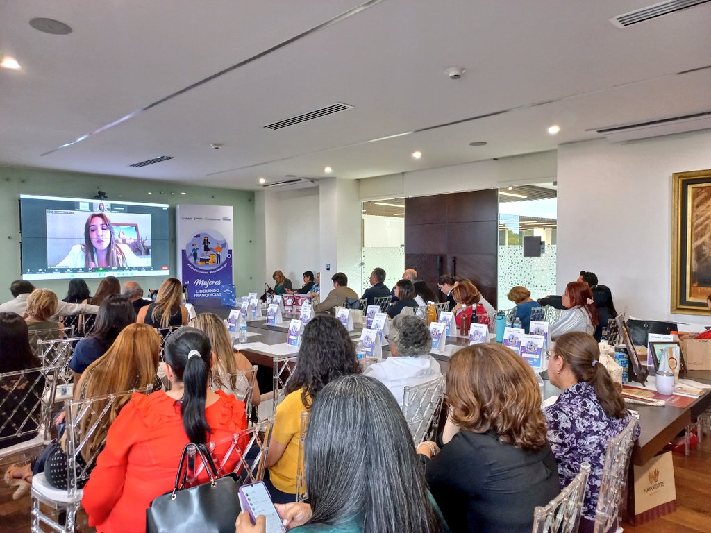 El foro “Mujeres Líderes en Franquicias” contó con la participación de dos expertos venezolanos y un guatemalteco, quienes compartieron sus experiencias y recomendaciones prácticas para llegar a tener éxito y expandirse en sus negocios.