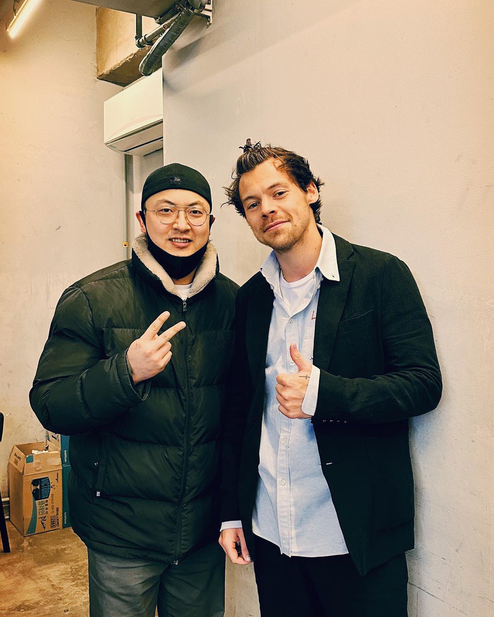 KingsUpdatesHL's tweet photo. Harry with a fan few days ago https://t.co/0IS1kRavJt
