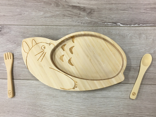 funfam_YASUYO's tweet image. お昼寝しているトトロ見つけた
メイちゃんが庭で見つけた不思議な生き物を追いかけて森の中に入ると、お昼寝中のトトロに出会います。
物語も一緒に覚えてしまいそうな、大トトロプレートセット。
shop.funfam.jp/?pid=133373737

#出産祝いギフト #竹食器 #FUNFAM #名入れ #ジブリ