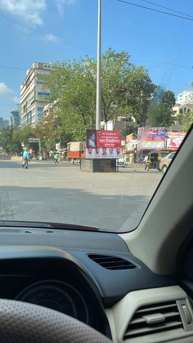 harshukay's tweet photo. @mybmc @MumbaiPolice 
Illegal banners covering traffic lights. 

Location: Chincholi signal opp HP petrol pump. https://t.co/0QHqjFeQNm