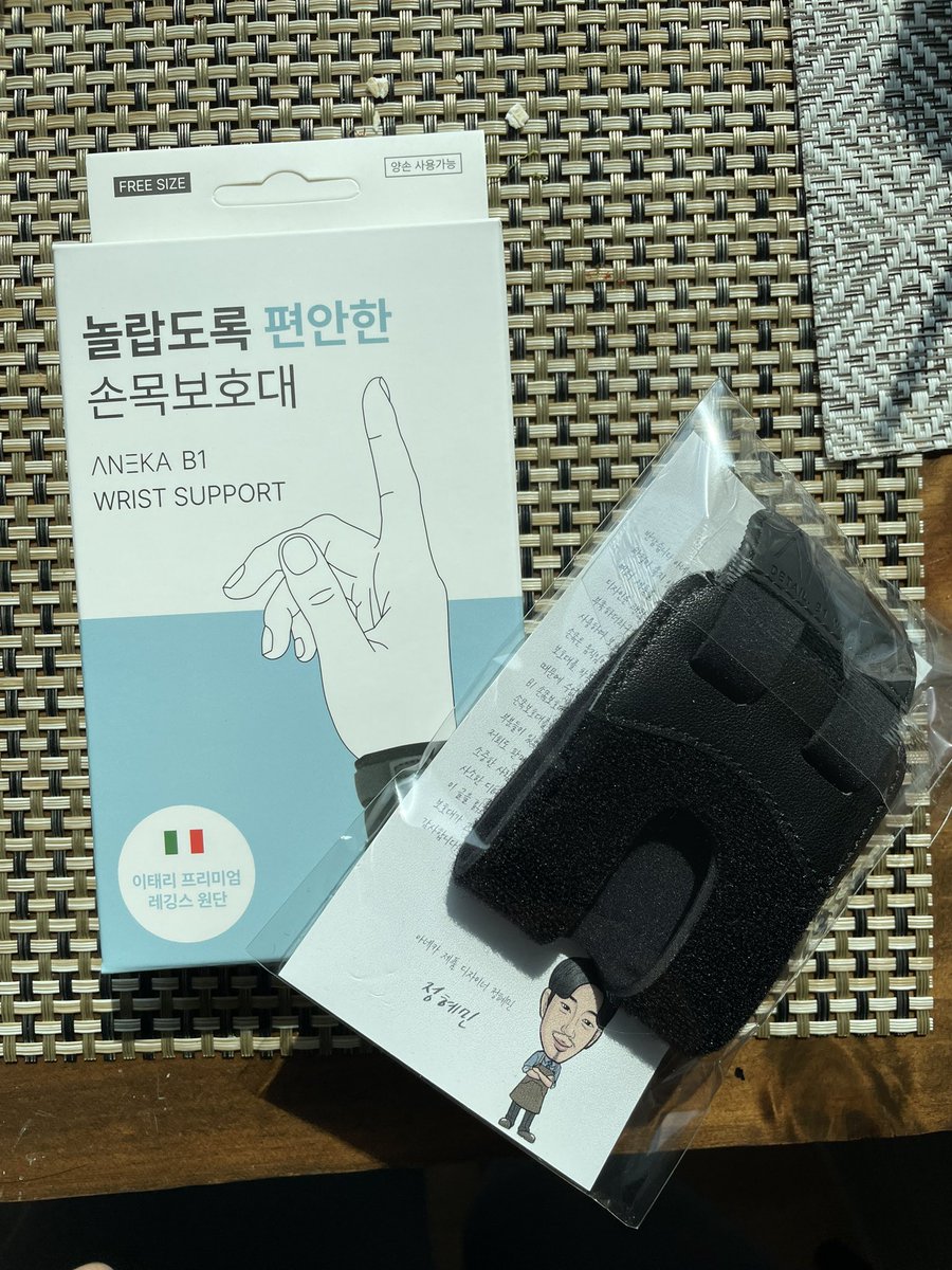 eunbeunbe's tweet photo. 아네카 @aneka_twt 에서 손목보호대를 보내주셨어요!! 보내주신지는 한참 되었는데 그동안 이리저리 바빴어서 이제야 후기트윗을 작성합니다 😂😂 양손 모두 쓸 수 있도록 두 개를 보내주셔서 그간 작업하거나 게임할 때에 두루두루 잘 사용하였습니다. (계속) https://t.co/DrWsIvmnPI
