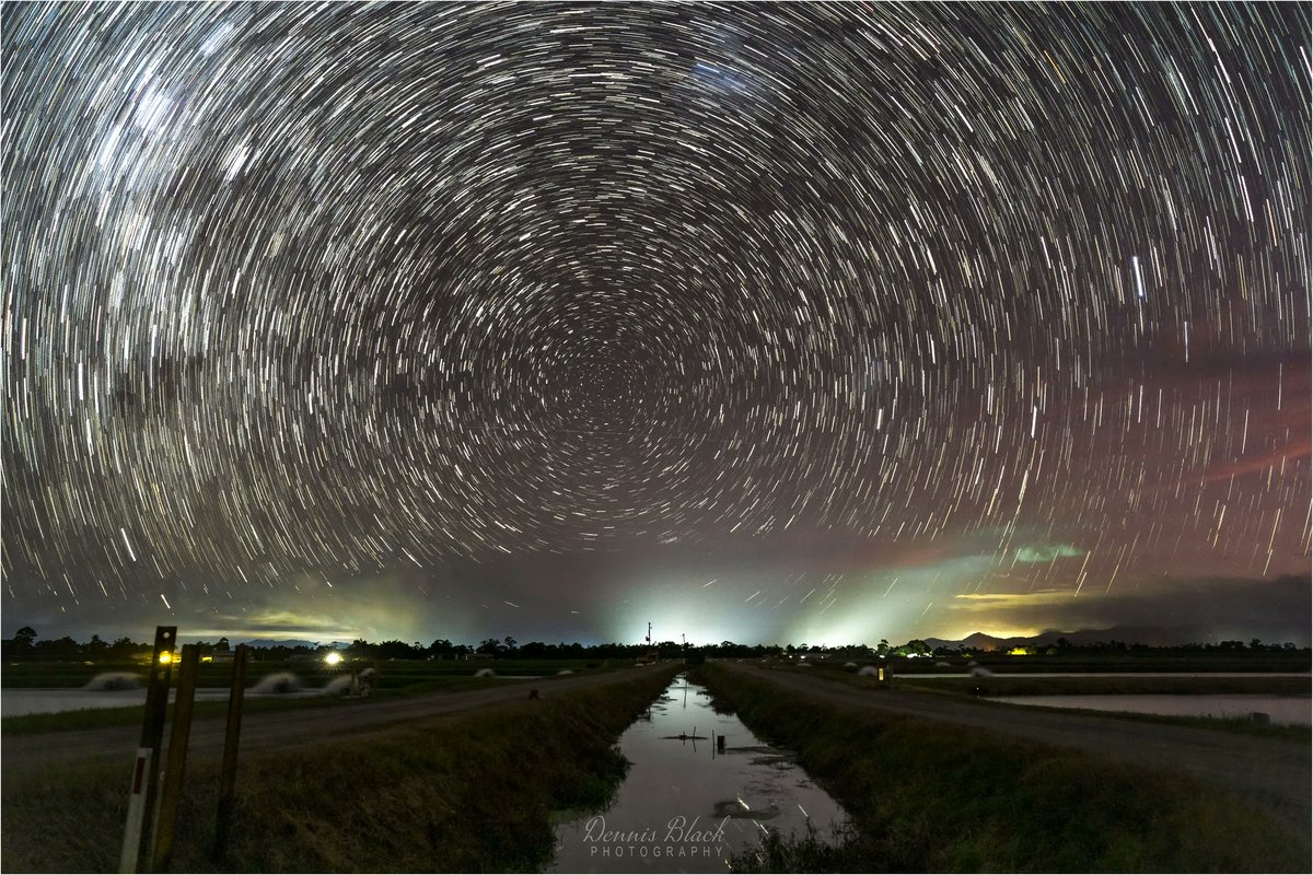 Glaretum's tweet photo. Los rastros de estrellas (startrails) muestran estrellas individuales como rayas a lo largo de la imagen, con exposiciones más largas que producen arcos más largos. 

Crédito: Dennis Black 
#skynight #skywatcher #night #photonight #Glaretum
~Antares https://t.co/Jl5mU1ppnn