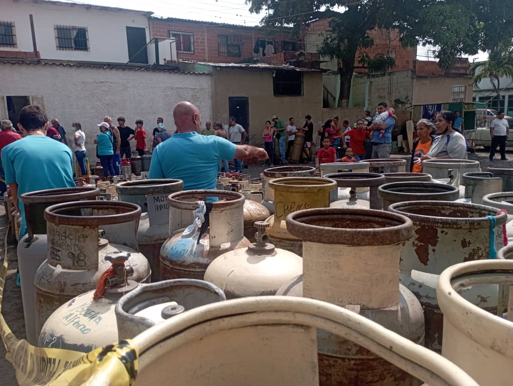📢 Más de 6 mil cilindros de gas doméstico fueron distribuidos en el municipio Ribas gracias al plan de abastecimiento especial que lleva adelante el alcalde <a href="/juancarlospsuv/">Juan Carlos Sanchez</a> en conjunto con la gobernadora <a href="/Soykarinacarpio/">Karina Carpio</a> y la planta móvil de Pdvsa Gas Comunal