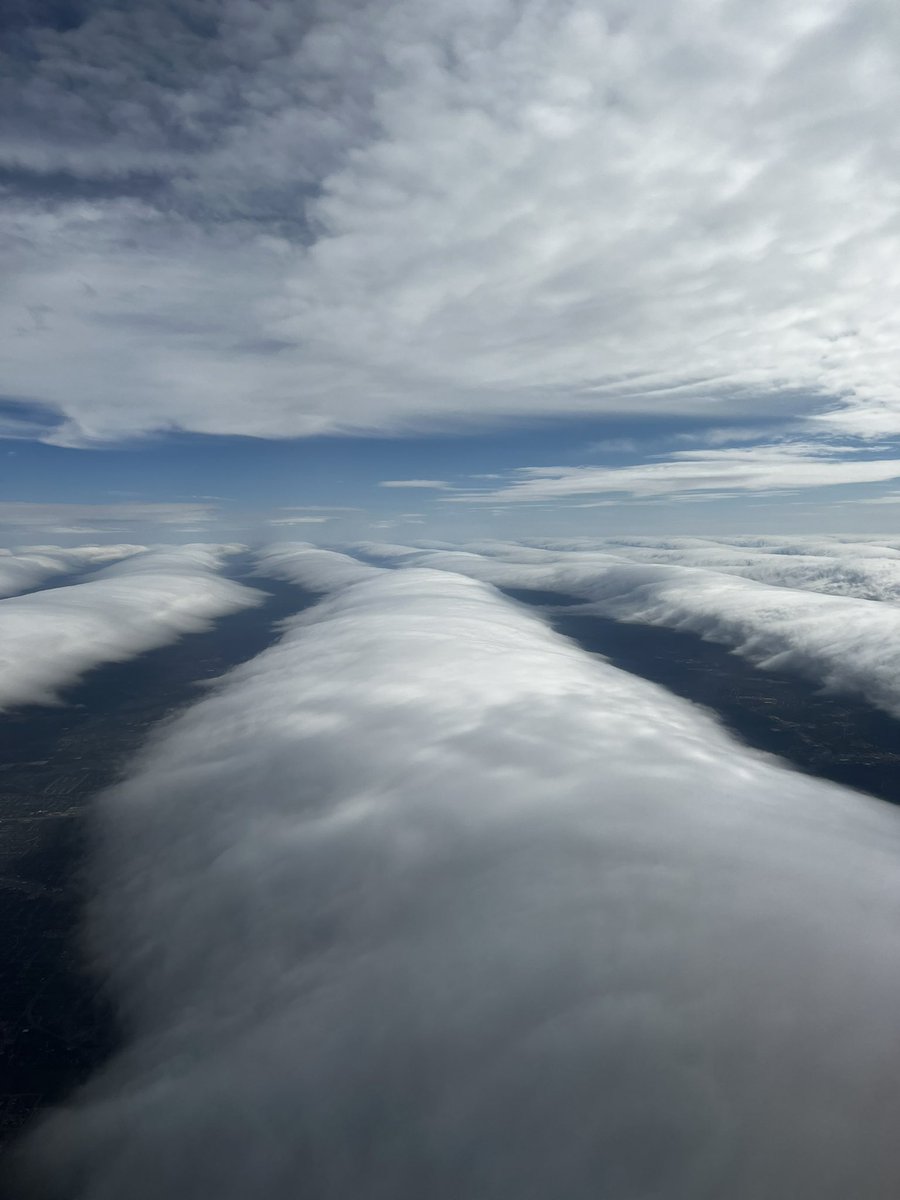 JLedgy84's tweet photo. @EdPiotrowski are these morning glory clouds? There were rows and rows of these above Dallas. https://t.co/Fvca9XpMWQ