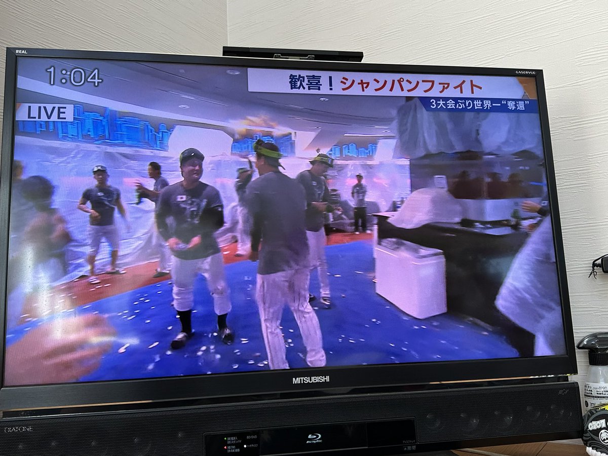 Sunbako's tweet photo. シャンパンファイト俺もやりたい！！
#wbc #日本 #シャンパンファイト https://t.co/ONgP8CBAII