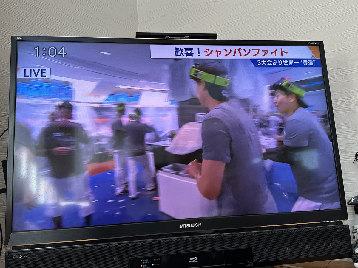 Sunbako's tweet photo. シャンパンファイト俺もやりたい！！
#wbc #日本 #シャンパンファイト https://t.co/ONgP8CBAII