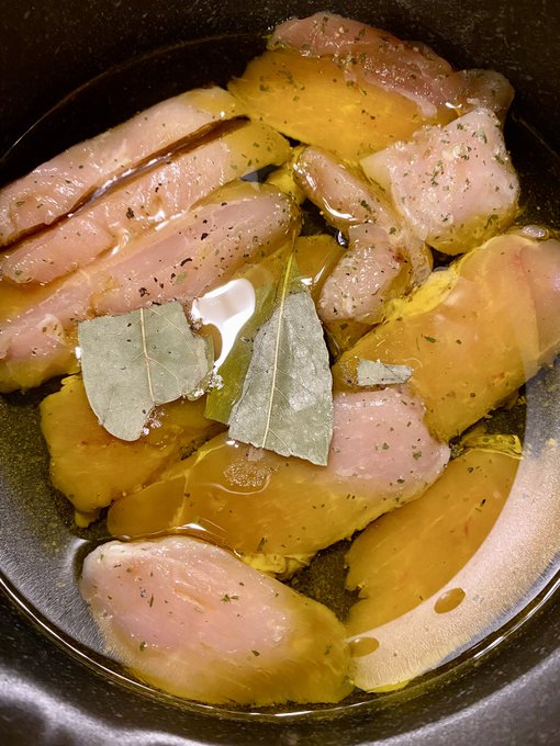 今日は鶏胸肉をコンフィにします😊

夕飯はこのオイルでパスタにする予定ヽ(ఠ∀ఠゞ)♪^ 