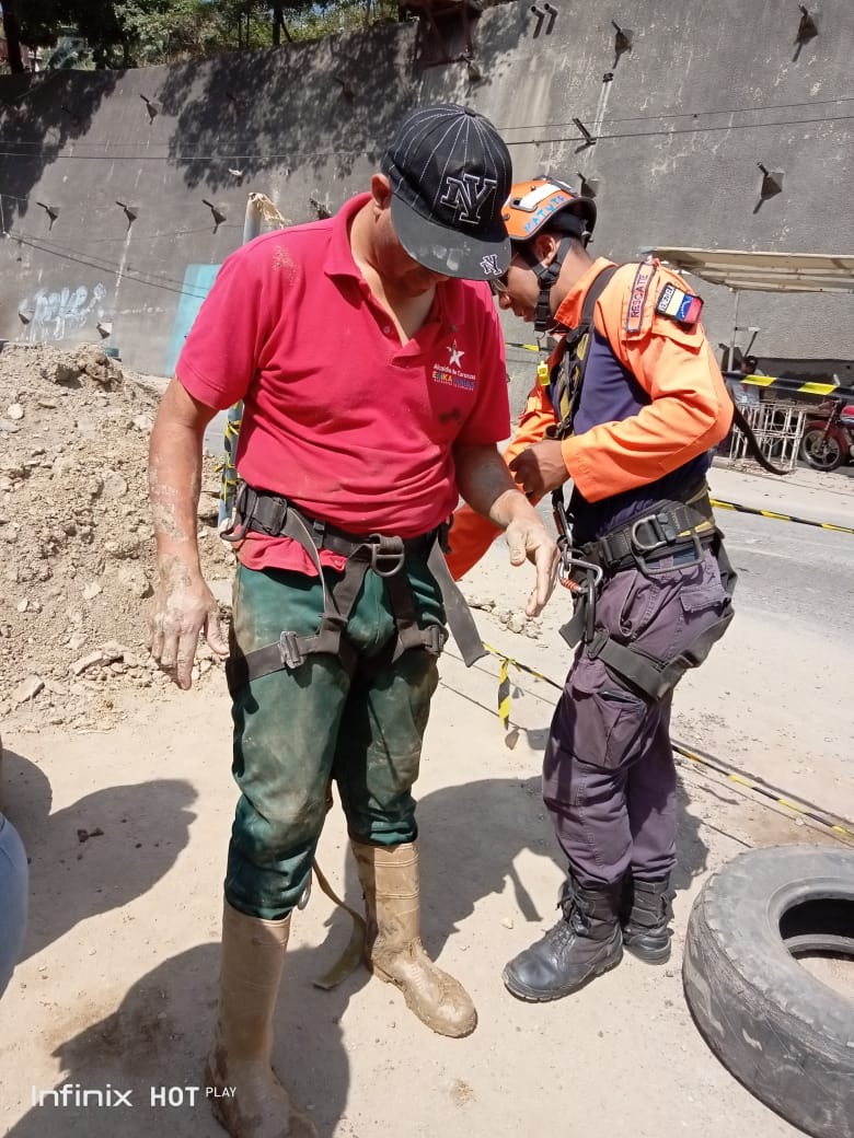 ccs_imgrad's tweet photo. 📸 #EnFotos

Por hundimiento en la vialidad, nuestra Dirección de @PCLibertadorCCS junto a la @Corp_libertador
efectuaron la exploración del enjaulado, a fin de verificar los niveles de afectación.⚠️

 📍 Carretera  vieja  Caracas-La Guaira, Blandin.
#MaduroGolpeaALosCorruptos https://t.co/jb7txn6lva
