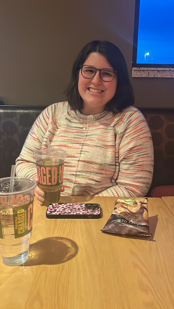 Love getting to spend time with my bestie <a href="/thatimay_teach/">Mrs. McQueary🌎</a> while also supporting #WOES @ PTA night. 💚💙 <a href="/WhiteOakElem/">White Oak Elementary</a>