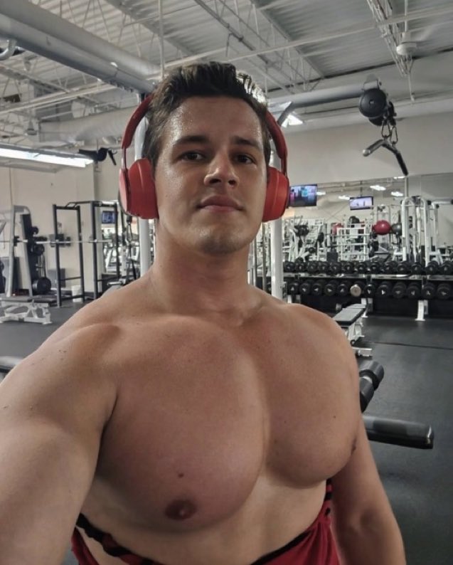 big-chests-on-twitter
