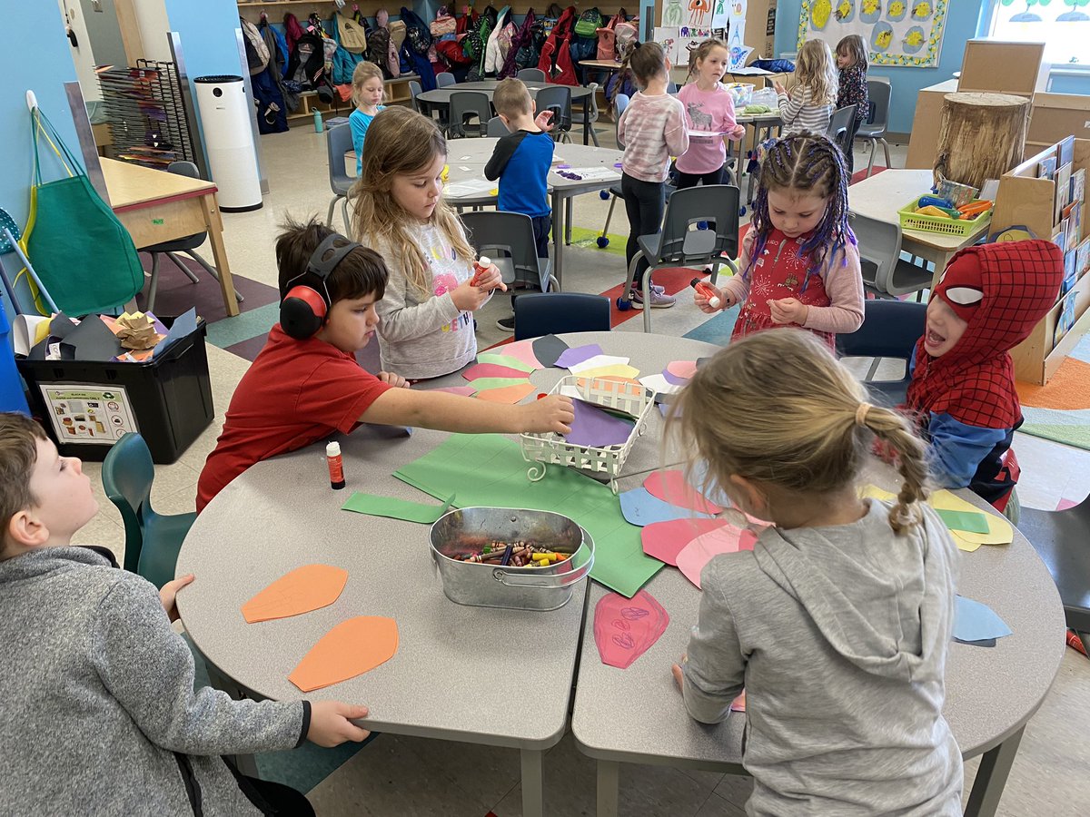 MsYhapRECE's tweet photo. Spring is in the air at St. Philip! @MsMcNiece @MmeCowper @StPhilipOCSB https://t.co/z99hzqq6GW