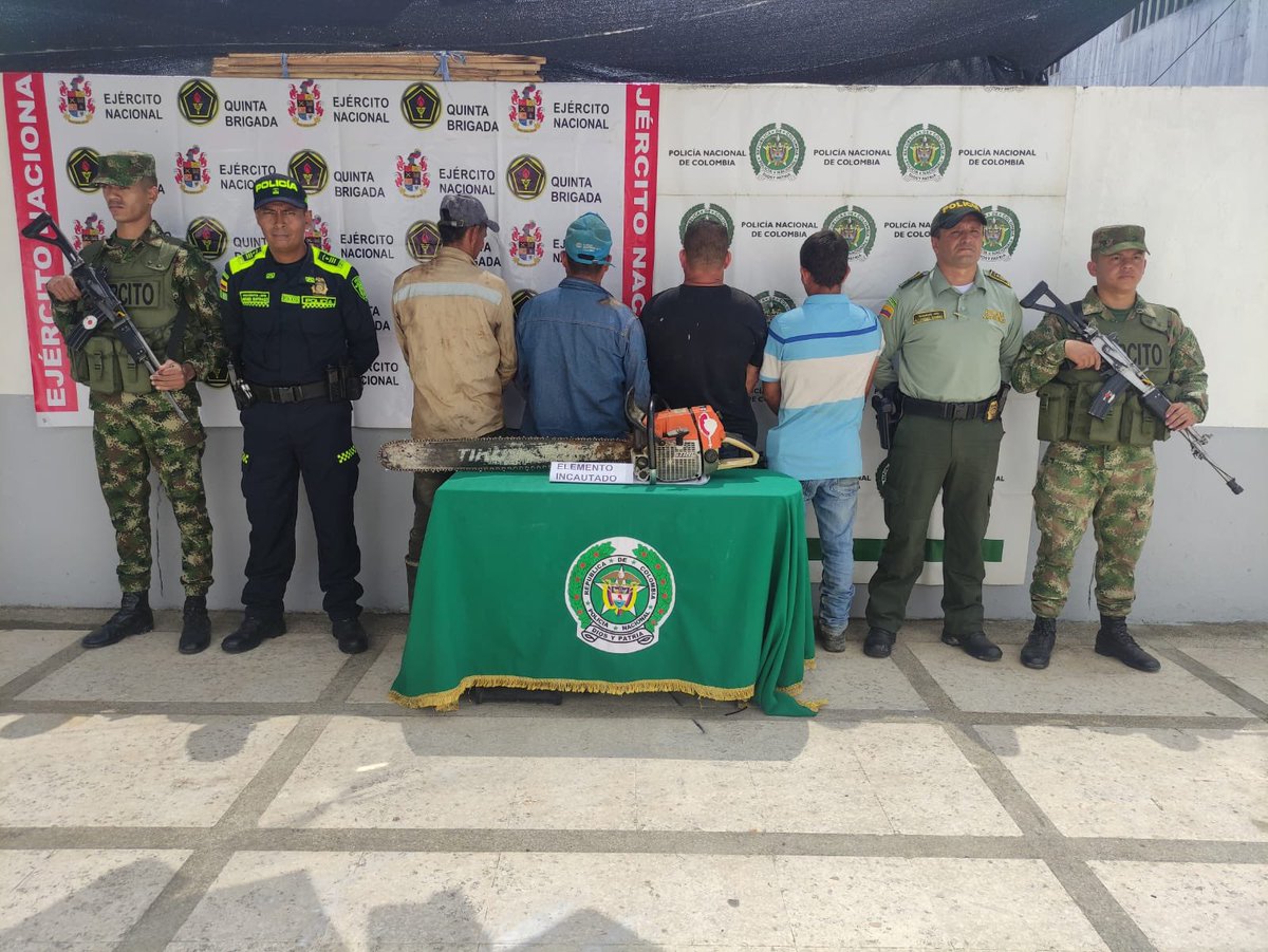 #RCNRadio | Soldados de la #QuintaBrigada capturaron a 4 personas por el delito de aprovechamiento ilícito de recursos naturales, en la vereda Diamante de Sabana de Torres en #Santander. @PoliciaStander