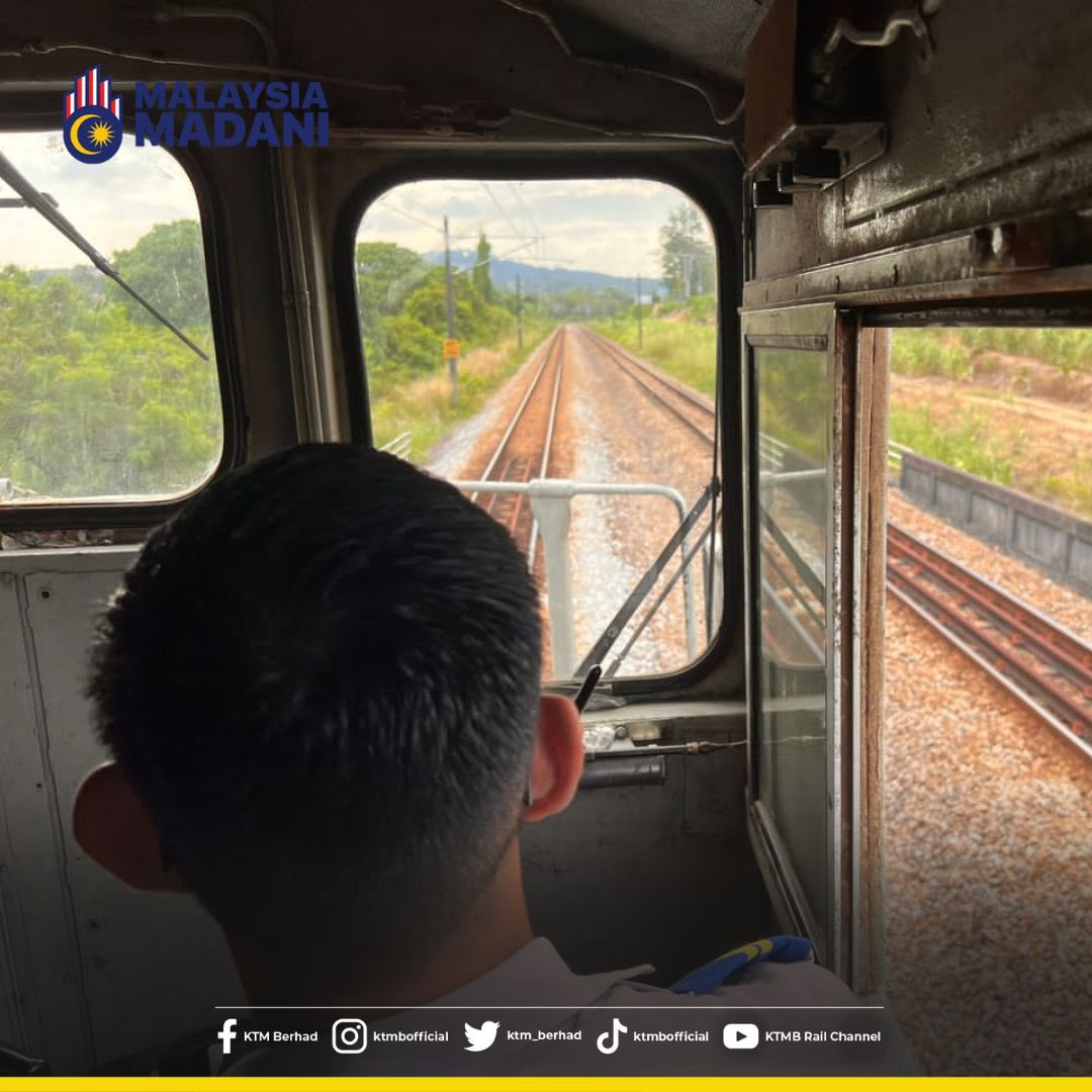 ktm_berhad's tweet photo. Selamat pagi
Kalau nak tau inilah dia view dari dalam Cabin Lokomotif.
Ps: Mesti teringat lagu, Merenung ke luar jendela…..
#KTMB #ETS #KTMKomuter #KTMKomuterUtara #KTMIntercity #SkyparkLink #DMU #KTMKargo https://t.co/aUQ5ZdrFcN