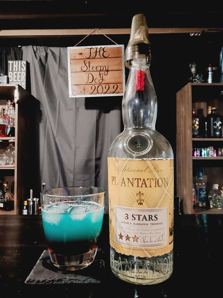 justjt419's tweet image. My take in a bomb pop. Blue curacao, white rum, Sprite, grenadine.

@KeepItDownpod @scroog468 

#TastyTuesday #KeepItDown