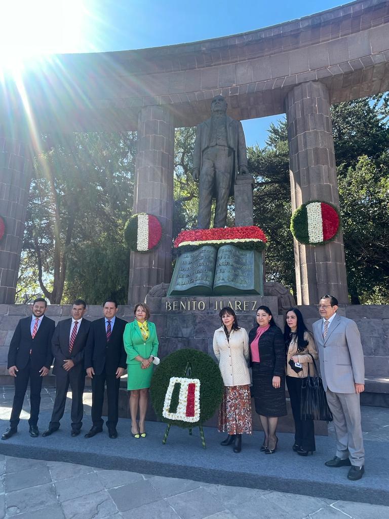 DraOlga2's tweet photo. El día de hoy tuve el privilegio de asistir a la Guardia Solemne de Honor por el CCXVII Aniversario del Nacimiento de Benito Juárez García, presidida por @TinocoGRogelio, Subsecretario de Educación Básica, en representación del Gobernador @alfredodelmazo  #BeneméritoDeLasAméricas https://t.co/Gg1XjDTEfi