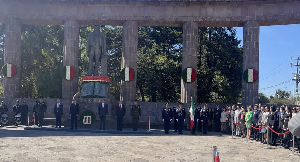 DraOlga2's tweet photo. El día de hoy tuve el privilegio de asistir a la Guardia Solemne de Honor por el CCXVII Aniversario del Nacimiento de Benito Juárez García, presidida por @TinocoGRogelio, Subsecretario de Educación Básica, en representación del Gobernador @alfredodelmazo  #BeneméritoDeLasAméricas https://t.co/Gg1XjDTEfi